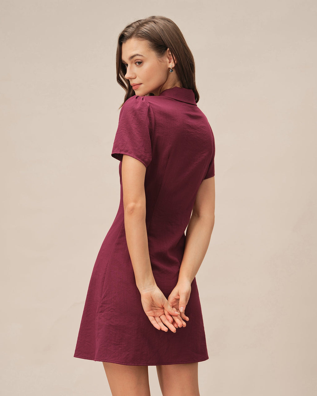 Minivestido rojo con botones y cuello de pico