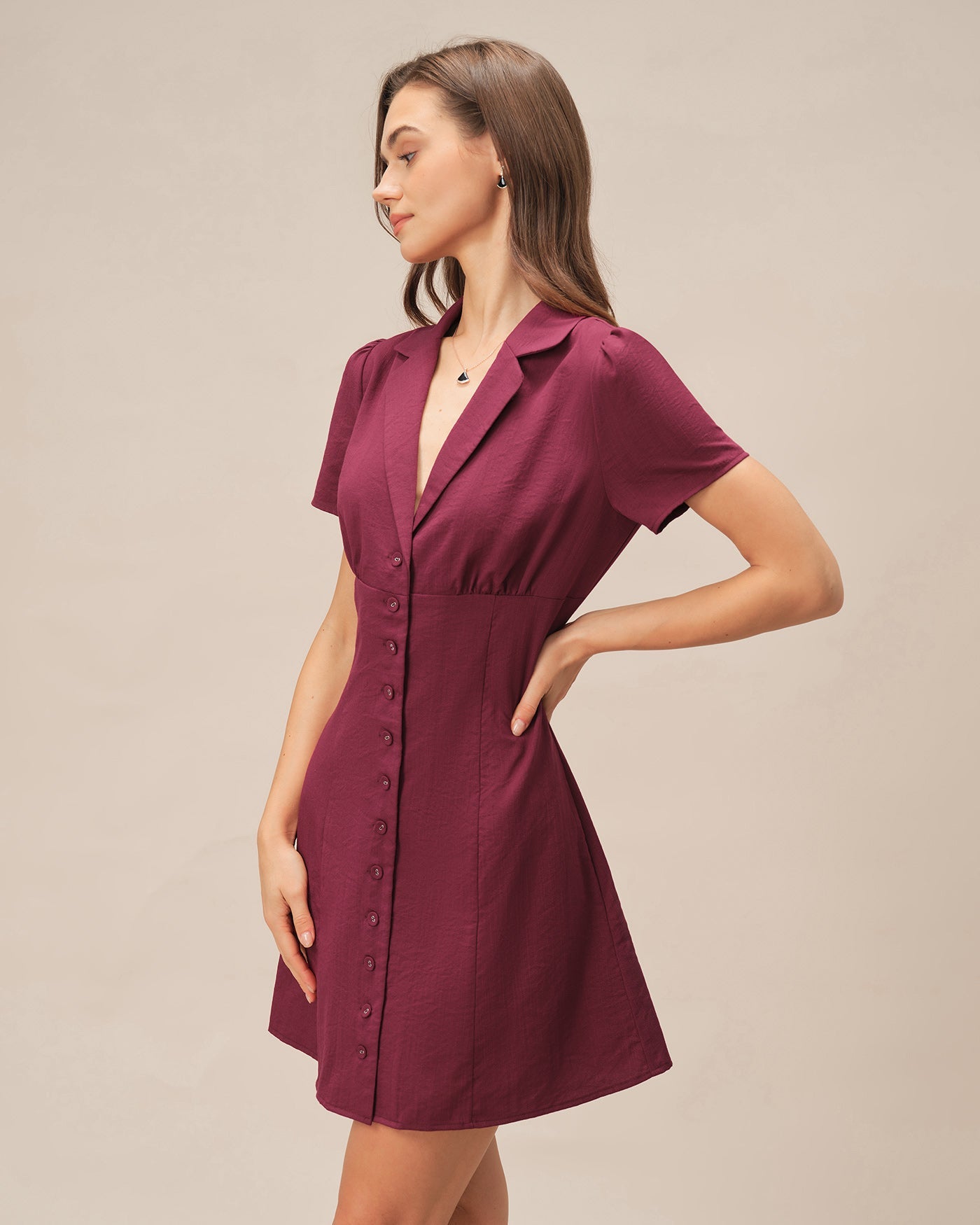 Minivestido rojo con botones y cuello de pico